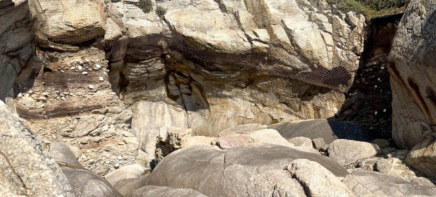 Vue de la grotte de Menez Dregan